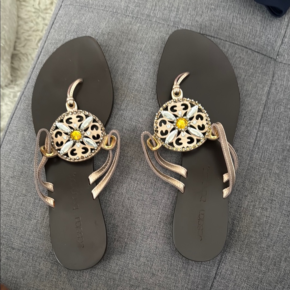 Vero Cuoio Black and Gold Sandals with Elegant Medallion